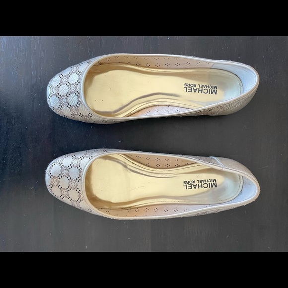 Micheal Kors Dayton Flat (8.5 Wide) - Picture 2 of 7